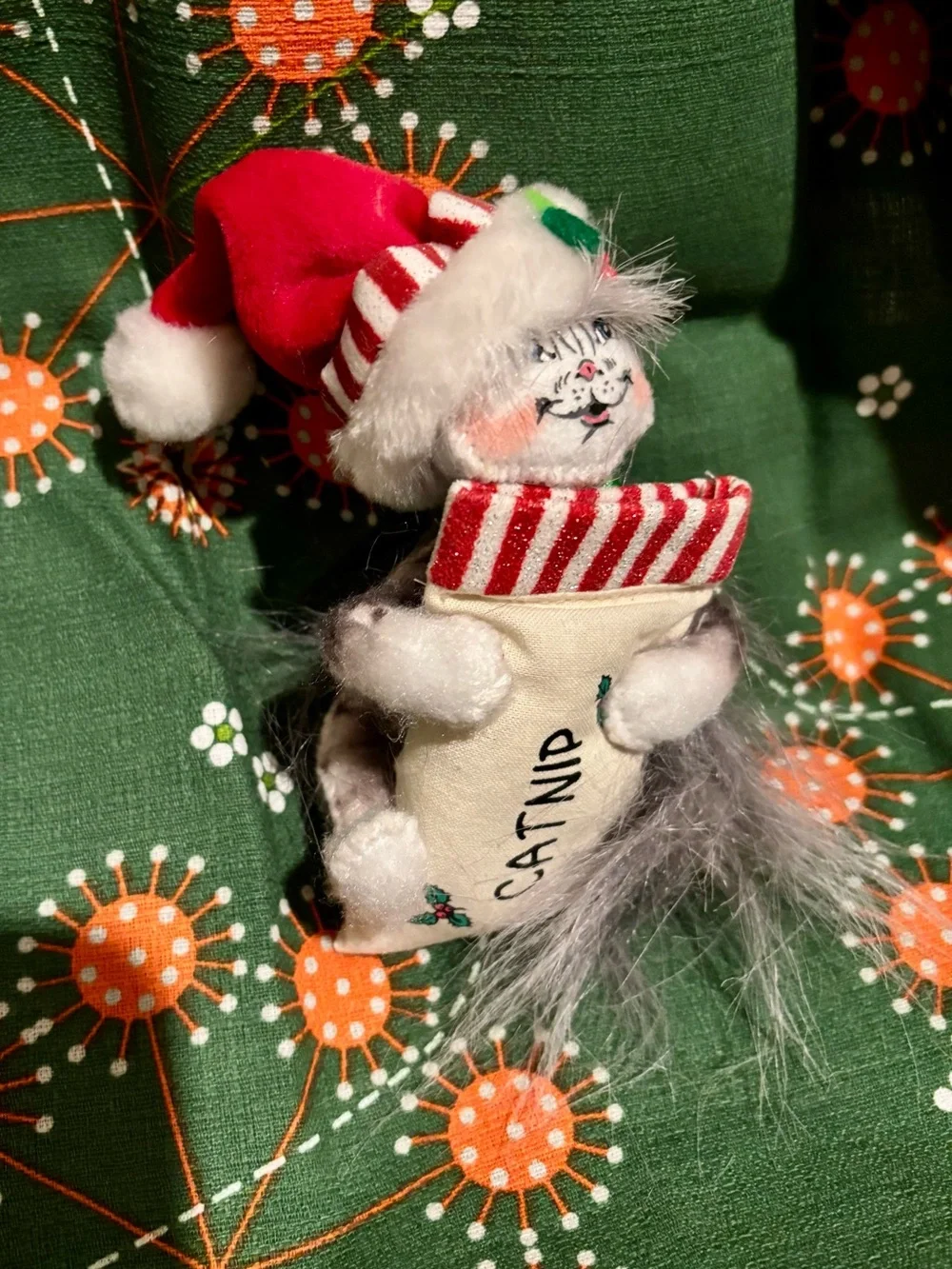 Annalee White Cat in Santa hat with catnip bag EUC